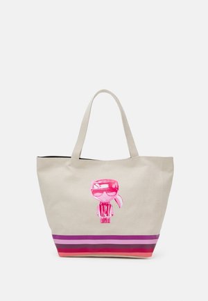 Sac fourre-tout beige avec deux poignées, représentant une figure de dessin animé rose brillante et des rayures horizontales dans des tons rouges et violets en bas.