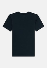 T-shirt preto sólido de manga curta com gola redonda deitado de costas em um fundo branco.