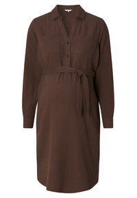 Abito camicia lungo marrone con colletto a bottoni, due tasche sul petto e una cintura da annodare in vita. Tessuto testurizzato.