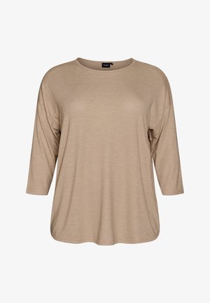 Locker sitzendes, beigefarbenes Langarmoberteil mit rundem Ausschnitt und leicht gerafftem Saum, präsentiert vor einem einfarbigen weißen Hintergrund.