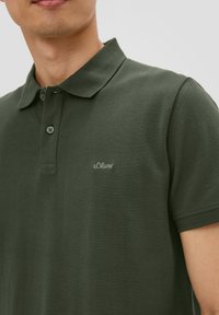 s.Oliver MIT LOGO-STICKEREI - Poloshirt - tannengrün