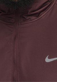 Nike Performance Chaqueta de running - bordeaux