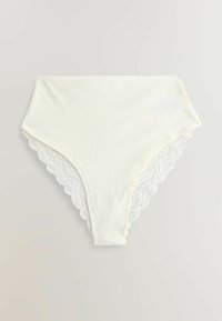 Højtaljede hvide bomuldsbukser med en spidskant i scallop-design langs kanterne og minimal branding på siden.