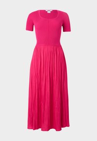 Φούξια ροζ φόρεμα με ριμπ μπλουζάκι με κοντό μανίκι, λαιμόκοψη σε σχήμα σέπας και μια ριγμένη, ρέουσα μεσαίου μήκους φούστα.