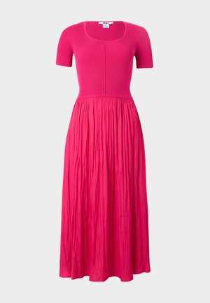 Fuchsiarød kjole med ribbet kortærmet top, rund halsudskæring og en samlet, flydende midi-nederdel.
