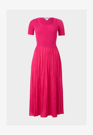 Sukienka w kolorze fuksji z prążkowaną, krótkim rękawem, dekoltem w serek oraz marszczoną, zwiewną midi spódnicą.