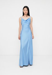 Vestido de seda azul claro com decote drapeado e tiras finas. Apresenta uma silhueta ajustada com uma fenda lateral para maior liberdade de movimento.