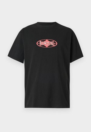 Melna kokvilnas T-kreklā ar īsām piedurknēm. Vidū atrodas rozā logo "Rip Curl", kas ieskauts ovālā formā.
