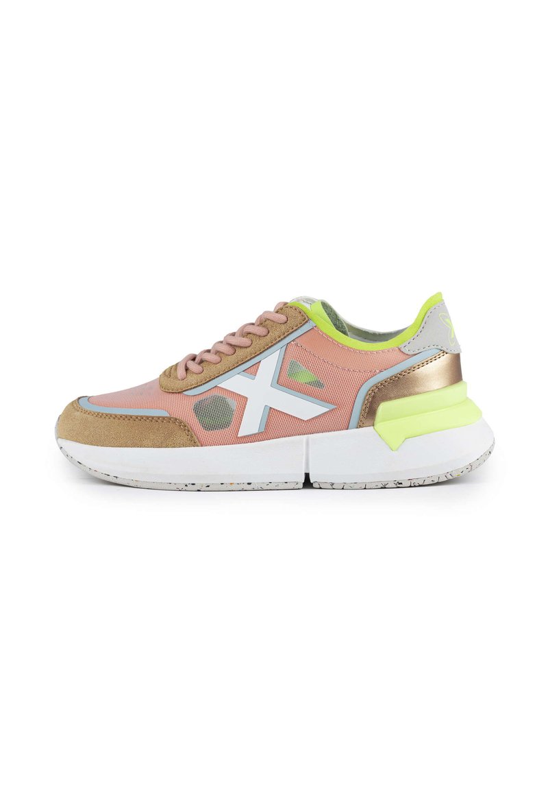 Sneakers con una toma rosa e beige, materiali in suede e mesh, caratterizzati da un logo bianco, accenti verde neon e una suola bianca spessa.