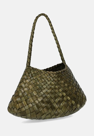 Sac à épaule en cuir tissé vert olive avec une bandoulière tressée unique et une forme arrondie, décontractée.
