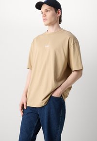 HUGO NALONO - Print T-shirt - beige nine
