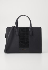 Sac à main noir avec une finition lisse et un panneau en texture crocodile au centre. Équipé de doubles poignées et d'une bandoulière réglable.