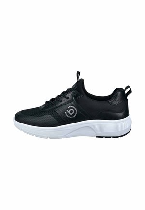 Schwarzer Sportschuh mit strukturiertem Obermaterial, ausgestattet mit einem Netzpanel und Logo. Weiße Sohle mit Rillen, gepolstertem Kragen und Schnürverschluss.