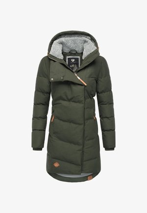 Geacă matlasată verde cu fermoar frontal, glugă și captuseală pufoasă gri. Are două buzunare laterale și accente din piele maro pe fermoare.