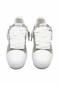 Witte sneakers met grijze suède accenten, voorzien van dikke witte veters, een gestructureerde leren neuzenkap en een gelabelde tong.