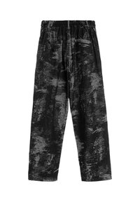 Pantalones jogger de patrón negro y gris con cintura elástica, bolsillos laterales y un bolsillo trasero con un detalle de etiqueta rectangular.