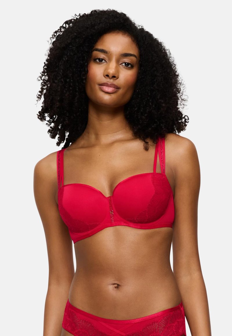 Sutiã acolchoado vermelho com detalhes em renda, alças ajustáveis e fecho frontal. Textura suave com uma forma estruturada para suporte.