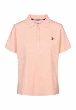 Svetlo roza polo majica z rebrasto teksturo, s kratkimi rokavi in dvema gumboma na vratnem izrezu. Ima majhen vezena logotip na prsih.