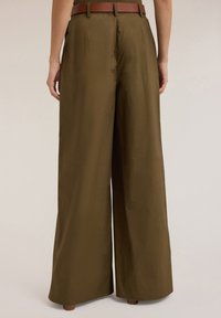 Olijfgroene wijde broek met een soepele textuur, voorzien van een bruine riem en zijzakken, ontworpen voor een relaxte pasvorm.