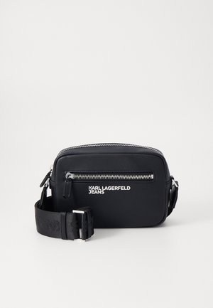 Schwarze rechteckige Crossbody-Tasche mit Frontreißverschlusstasche und verstellbarem Stoffriemen, mit weißem "Karl Lagerfeld Jeans"-Logo.