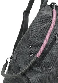 Sac à dos noir texturé avec un motif en diamant, présentant des bretelles spiralées roses et noires, des accents en étoile argentés et une poche zippée.