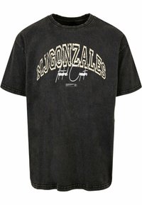 Svart oversized t-skjorte laget av bomull, med et falmet trykk som leser "MJ GONZALES" og "Intentional Concept" i kremfarget skrift.