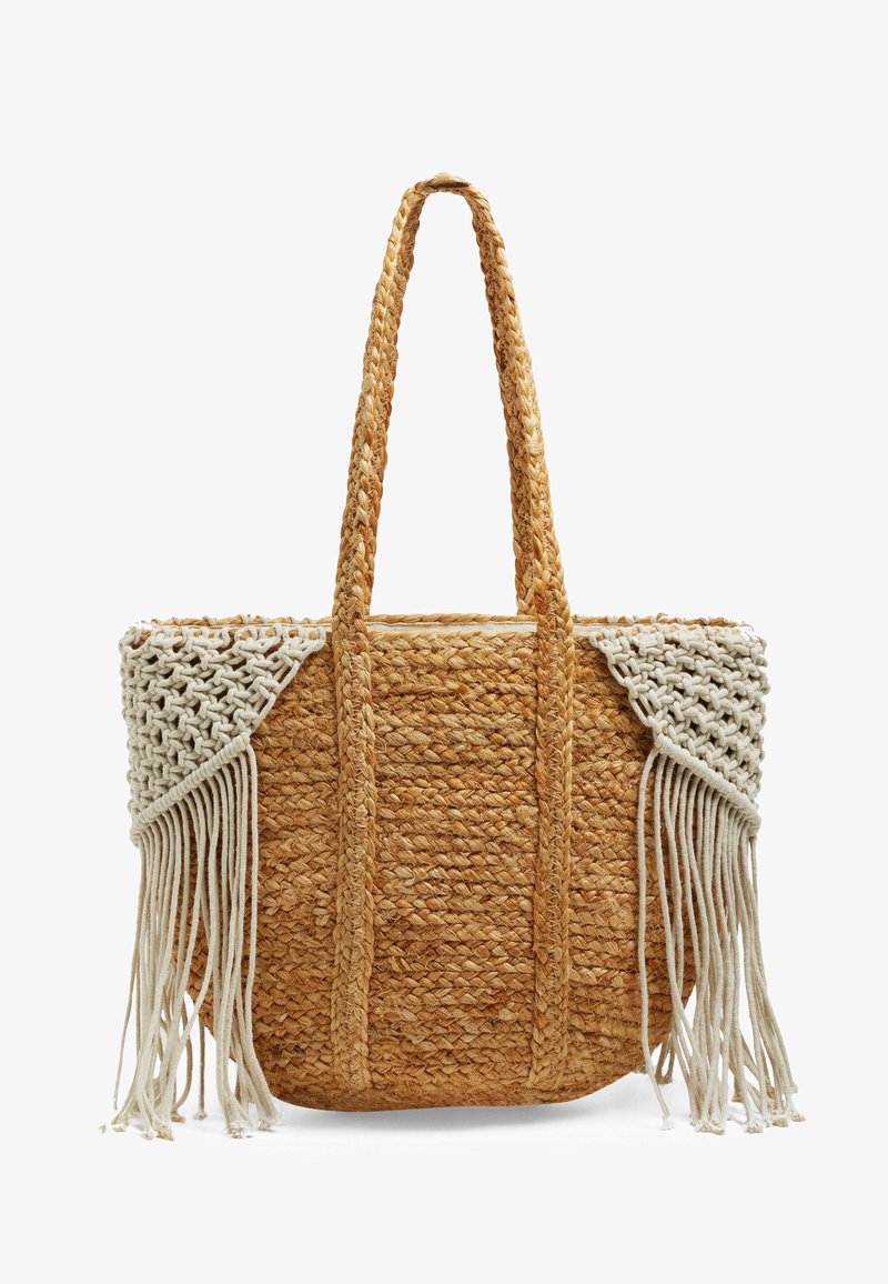 Borsa a tracolla in paglia intrecciata con manici lunghi intrecciati, accenti in macramè color crema e dettagli con frange su ciascun lato, caratterizzata da una forma rettangolare.