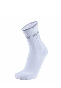 Chaussette de sport blanche en mélange de coton, avec une texture côtelée, un embout renforcé et un logo imprimé en gris près du haut.