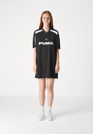 Sort sportskjorte med korte ærmer, som har et hvidt Puma-logo, grå kontrastskuldre og en afslappet pasform. Designet til atletisk brug.