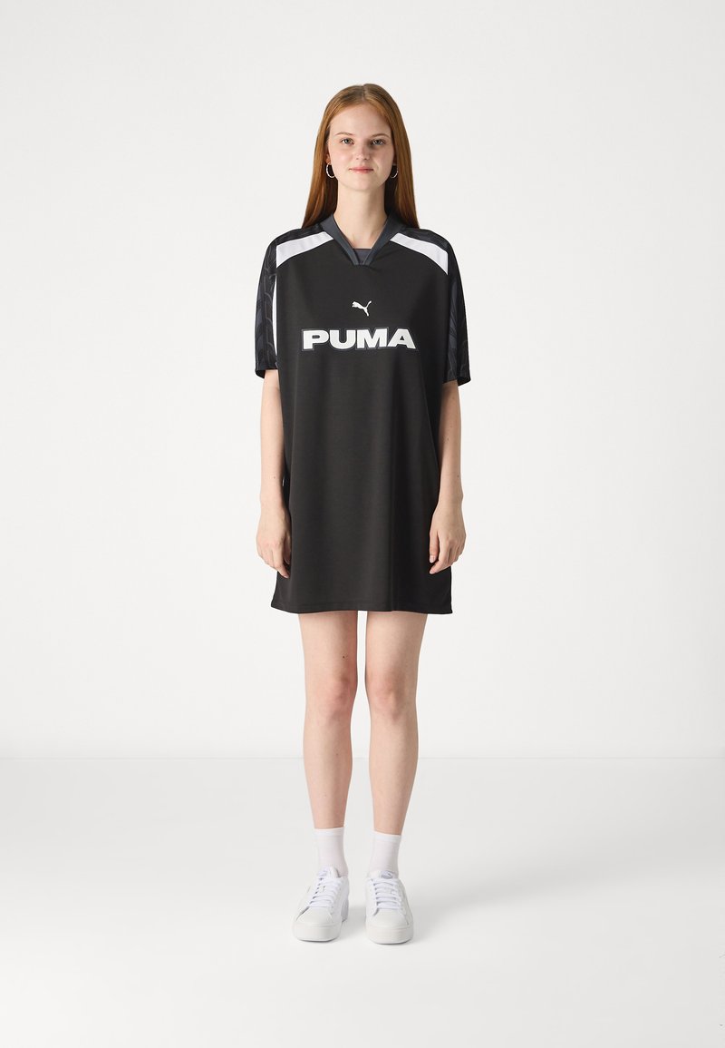 Vestido desportivo preto com mangas curtas, apresentando um logo da Puma branco, ombros cinzentos em contraste e um corte relaxado. Projetado para uso atlético.