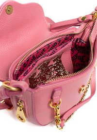 Borsa a mano in pelle rosa con finitura testurizzata, dotata di accessori in oro, chiusura con zip e rivestimento interno rosso a motivo.
