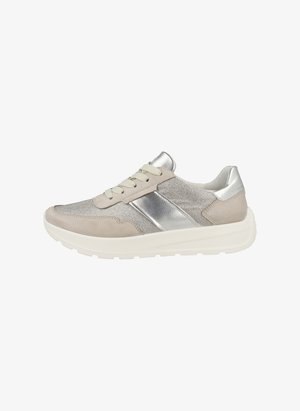 Zapatilla beige claro con acentos plateados; cuenta con una parte superior de ante y tejido texturizado, puntera redonda y una suela blanca acolchada.