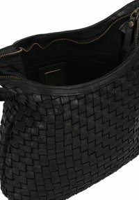 Borsa in pelle intrecciata nera con superficie testurizzata, chiusura con zip e interno foderato con una tasca e hardware color oro.