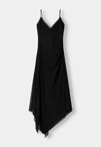 Czarna sukienka z regulowanymi ramiączkami, koronkowymi akcentami wzdłuż dekoltu i boku, drapowany fason, asymetryczny doł oraz miękka tekstura materiału.