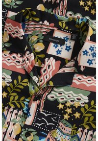 Rövid ujjú, fekete póló színes virág- és geometriai mintákkal; az anyag sima textil, gallérral és gombos légkörrel rendelkezik.
