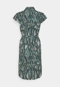 Mönstrad klänning i teal- och gröna nyanser, med krage, korta ärmar, knytmidja och en knälång nederdel med ett strukturerat diamantmönster.