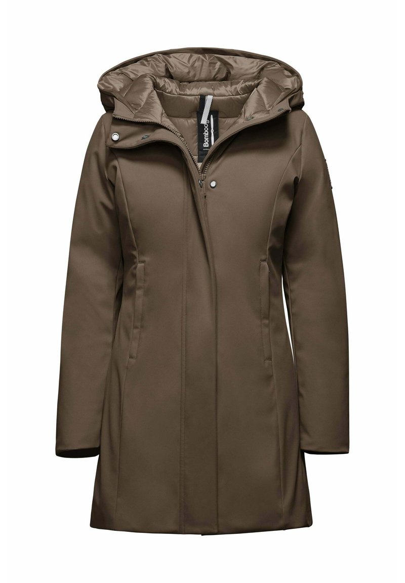 Cappotto impermeabile marrone con cappuccio staccabile, chiusura con zip, tasche laterali e texture liscia, caratterizzato da una silhouette aderente.