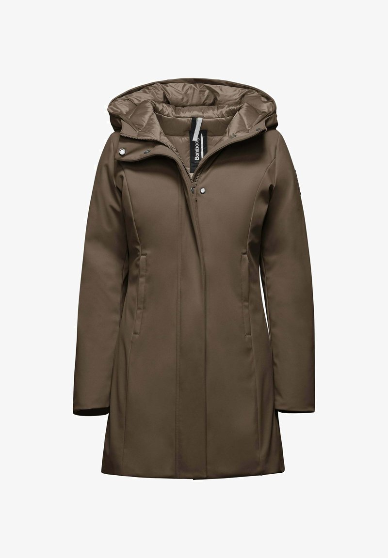 Cappotto impermeabile marrone con cappuccio staccabile, chiusura con zip, tasche laterali e texture liscia, caratterizzato da una silhouette aderente.