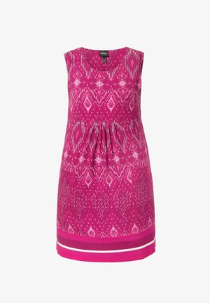 Ærmeløs, knælængde lyserød kjole med geometriske og blomsteragtige mønstre, indsnøret talje og horisontale striber nær kanten.