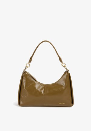 Sac à bandoulière en cuir kaki avec un design courbé, une quincaillerie dorée, une fermeture à glissière et un logo embossé sur le côté. Texture lisse.