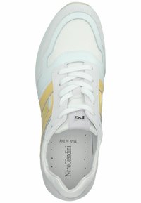 Hvide sneakers med gule og grå accenter, lavet af læder og mesh, med en afrundet tå, snørebånd og en polstret krave.