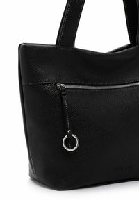 Melnas ādas somas ar teksturētu virsmu, piedāvā priekšējo kabatu ar rāvējslēdzēju un sudraba aksesuārus. Regulējami rokturi.