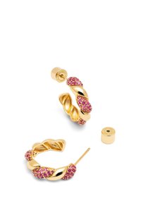 Pendientes de aro dorados con diseño retorcido, adornados con piedras preciosas rosas y un cierre de tuerca seguro. La superficie texturizada realza el interés visual.
