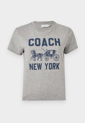 Halli lühikeste varrukatega T-särk, millel on esiküljel tumesinisega tekst "COACH NEW YORK" ja hobustega kaetud vankri graafika.