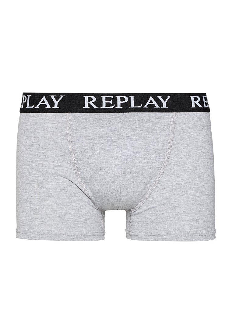 Graue Baumwoll-Boxershorts mit einem schwarzen Bund, auf dem das Wort "REPLAY" in Weiß aufgedruckt ist. Glatte Textur, einfaches Design mit Stichdetails.