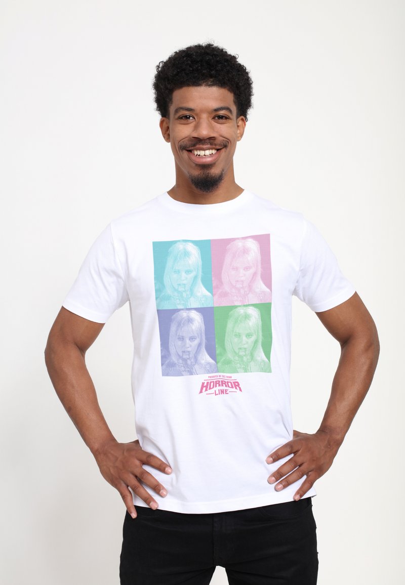 Weißes Baumwoll-T-Shirt mit einem Pop-Art-Grafikdesign eines Gesichts in vier Farben: Pink, Blau, Grün und Lila. Es enthält den Text "HORROR LINE".