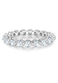 Bijeli metalni prsten sa trakicom, ukrašen krugovima s naizmjeničnim okruglim, sjajnim dragim kamenjem, s glatkom, poliranom površinom.