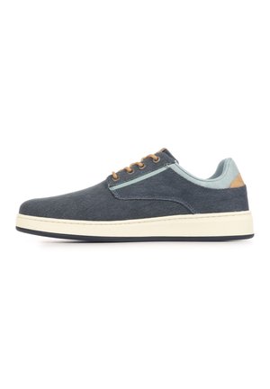 Low-top casual sneaker in donkergrijze stof met lichtblauwe accenten, bruine veters en witte rubberen zool, zijaanzicht.