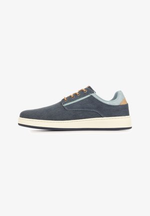 Low-top casual sneaker in donkergrijze stof met lichtblauwe accenten, bruine veters en witte rubberen zool, zijaanzicht.