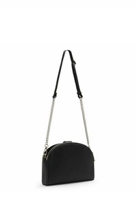 Borsa a mano in pelle nera con forma arrotondata, caratterizzata da una texture liscia, chiusura con zip e una combinazione di manico a catena e a spalla.